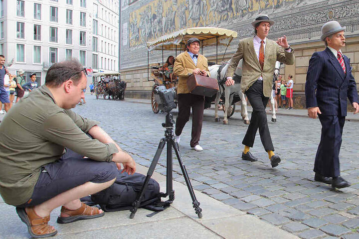 Michael Kuhn (Kjeld), Philipp Richter (Benny) und Volker Zack (Egon) fielen auf: Robert Jentzsch (l.), Hausfotograf des Boulevardtheaters filmte den Spaziergang.