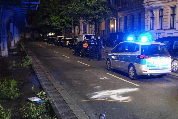 Ein Polizeiauto steht an der Unfallstelle.