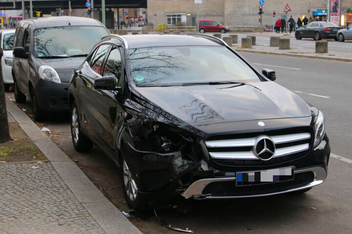 Dabei hat er seinen Mercedes gegen eine Laterne gefahren.