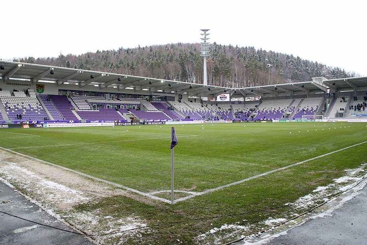 In der Vorwoche war es bitterkalt in Aue, jetzt hat sich das Wetter geändert. Temperaturen um die zehn Grad und Dauerregen hat alles aufweichen lassen. Auch den Rasen im Stadion. Es werden morgen schwierige Bedingungen auf knöcheltiefem Boden werden.