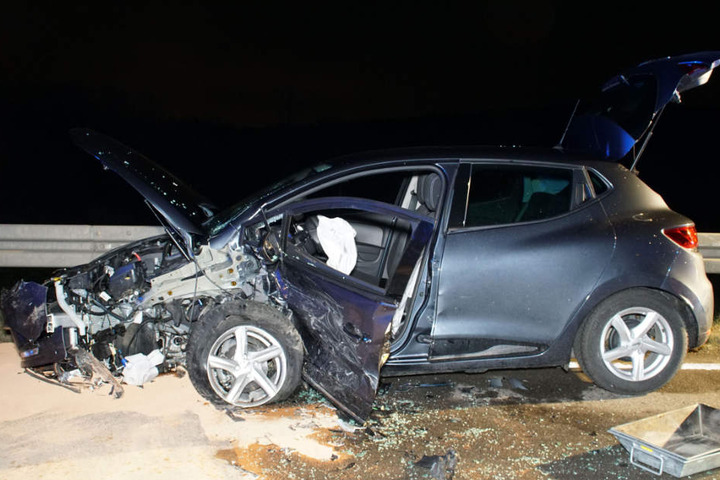 Dort krachte der VW in den Renault einer 57-Jährigen.