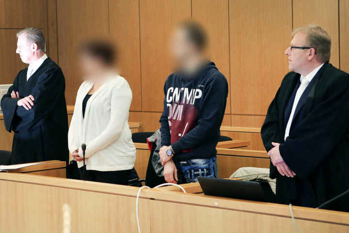 Mutter (2.v.l) und Vater (2.v.r) eines verstorbenen Jungen stehen zu Beginn des Prozesses im Gericht.