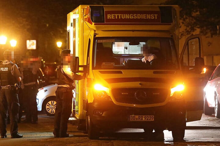 Die beiden 19-Jährigen wurden noch vor Ort behandelt und dann ins Krankenhaus gebracht.