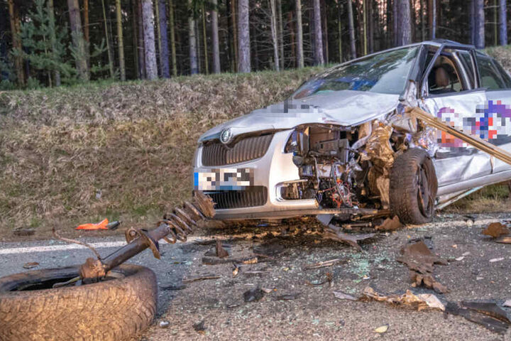 Der Aufprall war so heftig, dass bei einem Skoda das Vorderrad abriss.
