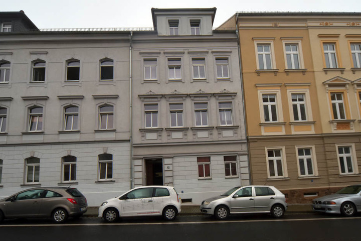 In diesem Wohnhaus in der Roßweiner Straße wurde ein im Flur stehender Kinderwagen in Brand gesteckt.