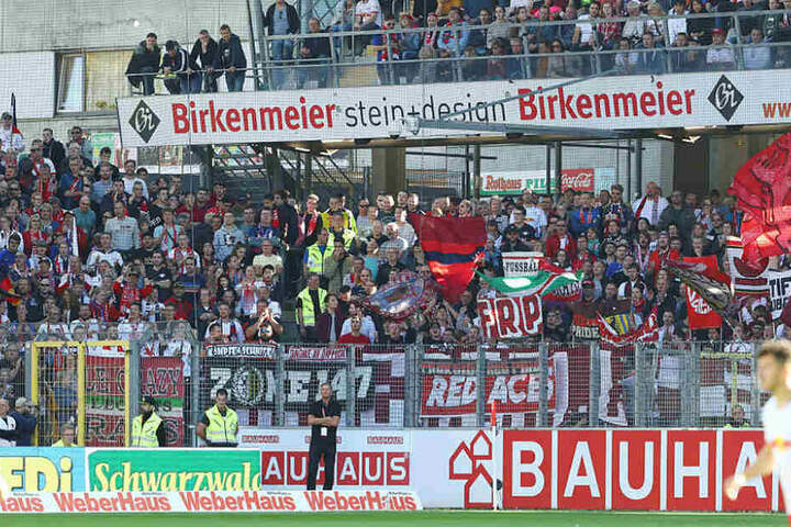1150 Fans begleiteten die Sachsen in den Breisgau, sahen allerdings die erste Auswärtspleite in der Bundesliga.