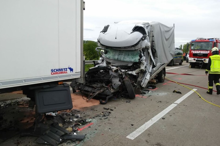Der Fahrer hatte keine Chance, er verstarb noch an der Unfallstelle.