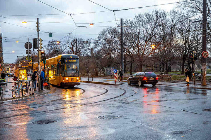 Mit der Bahn zum Tatort: Laut Überwachungsvideo fuhr der Syrer mit der Linie 13. Immer wieder griff er auch Frauen rund um den Alaunpark an.