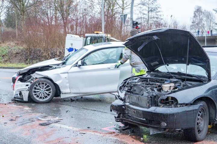 Der BMW und der Audi waren in Schneeberg auf einer Kreuzung zusammengestoßen.
