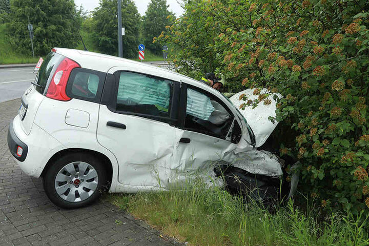 Der Fiat war nach dem Zusammenprall vorne komplett zerstört.