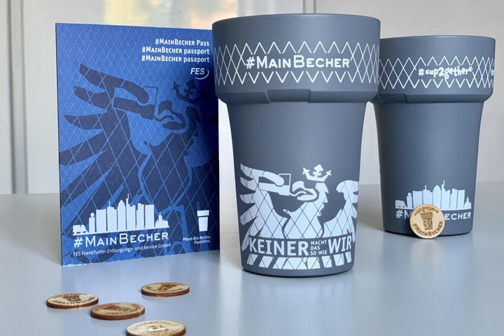 Die Pfandbecher bestehen aus einem Abfallprodukt der Papierherstellung.