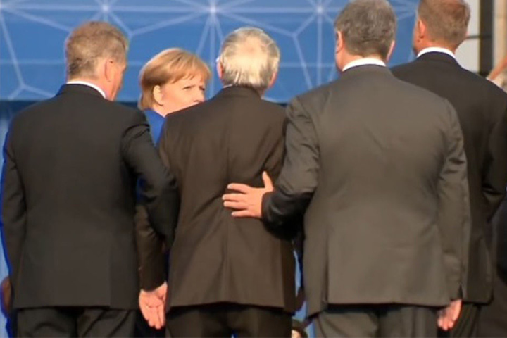 Ihre Blicke sprechen Bände: Auch Angela Merkel scheint sich um Jean-Claude Juncker zu sorgen.