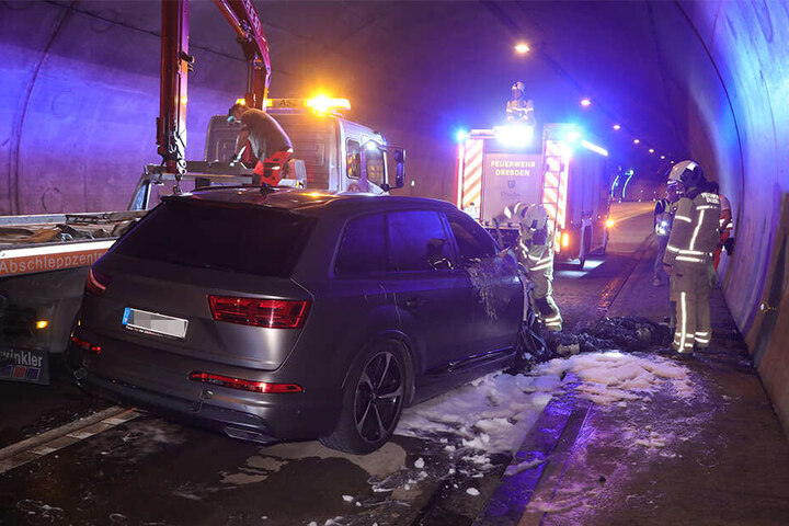 Die Feuerwehrleute mussten alles geben, um das Fahrzeug vom Teer zu lösen.