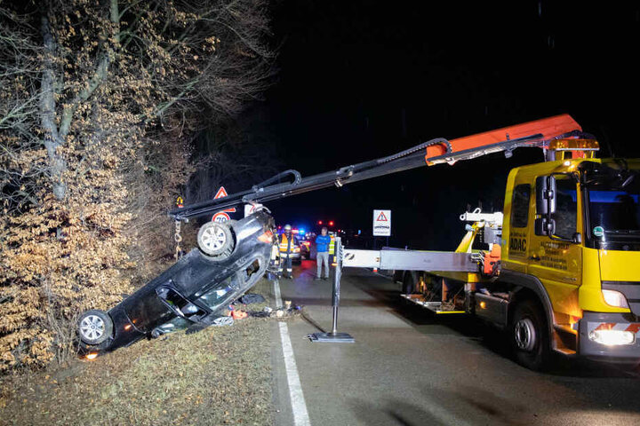 Zur Bergung des BMW wurde die Bundesstraße gesperrt.