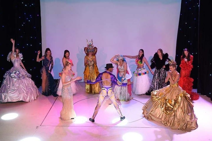 Beim Showact und Hingucker zu Beginn der Abschlussveranstaltung tanzten die DSC-Schmetterlinge in tollen Outfits über die Bühne.