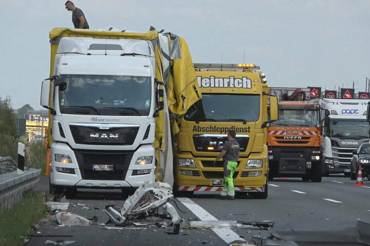 Bergungsarbeiten auf der A4 nach einem Unfall.