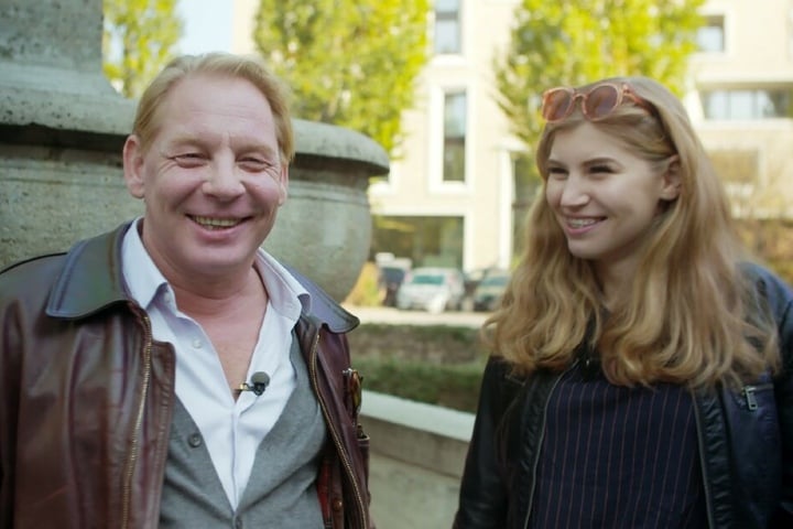 In "7 Töchter" spricht die Teenagerin über ihr Leben als Tochter eines berühmten Schauspielers.