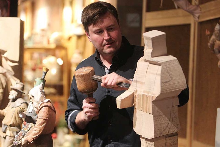 Holzbildhauer Jesko Lange (47) ist der Schöpfer des neuen Figuren-Ensembles für die Stadt Annaberg-Buchholz.