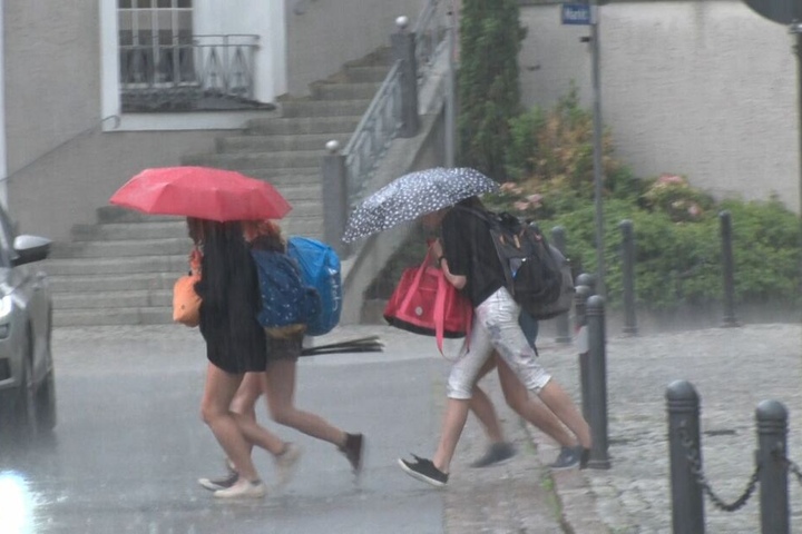 Schnell ins Trockene: Gebietsweise gab es am Dienstagnachmittag Starkregen.