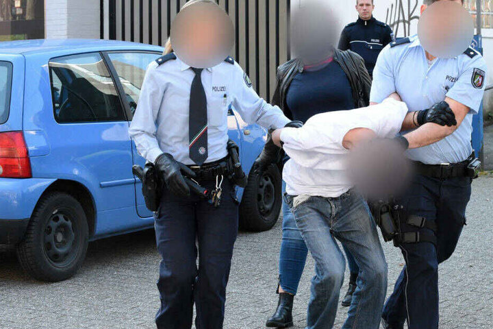 Zwei Polizisten führen den 19-Jährigen nach seiner Irrfahrt ab.