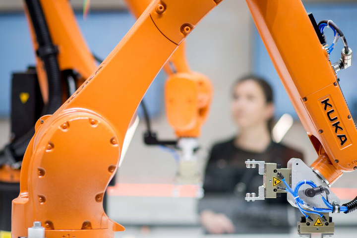 Der Roboterhersteller Kuka muss einen deutlichen Rückgang beim Gewinn hinnehmen.