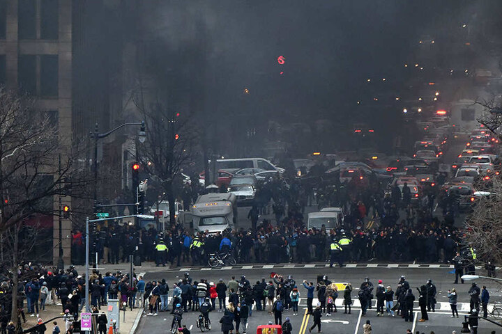 Dicker Rauch hängt in den Straßen von Washington: Demonstranten hatten Feuer gelegt.