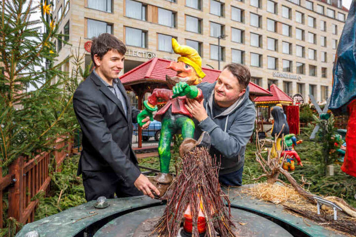 Ben Enders (24, l.) und Thomas Werker (42) brachten Dienstag noch das Rumpelstilzchen im Märchenwald auf dem Striezelmarkt in Stellung.