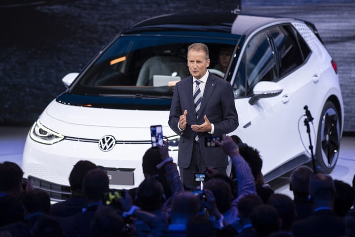 Herbert Diess, Vorstandsvorsitzender der Volkswagen AG, spricht während der Volkswagen Group Night auf dem Messegelände der IAA (Internationale Automobil-Ausstellung).
