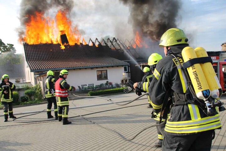 Das Feuer hat auch auf das Wohnhaus übergegriffen.