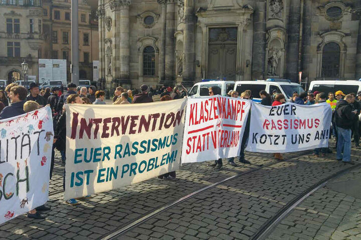 Deutliche Ansagen auf Transparenten am Dresdner Schlossplatz.