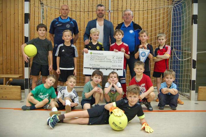 Der Dachdeckermeister spendete dem Verein mehr als 2000 Euro.