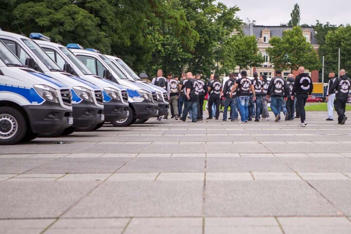 Zahlreiche Mitglieder der United Tribuns kamen am Montag zum Prozessauftakt
nach Leipzig.