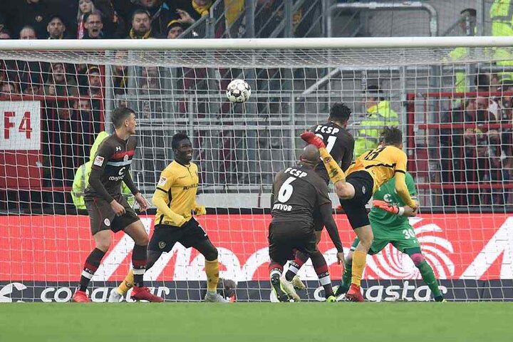 Zur rechten Zeit an der richtigen Stelle: Jannik Müller (r.) erzielt in Hamburg per Kopf den 1:1-Ausgleich.