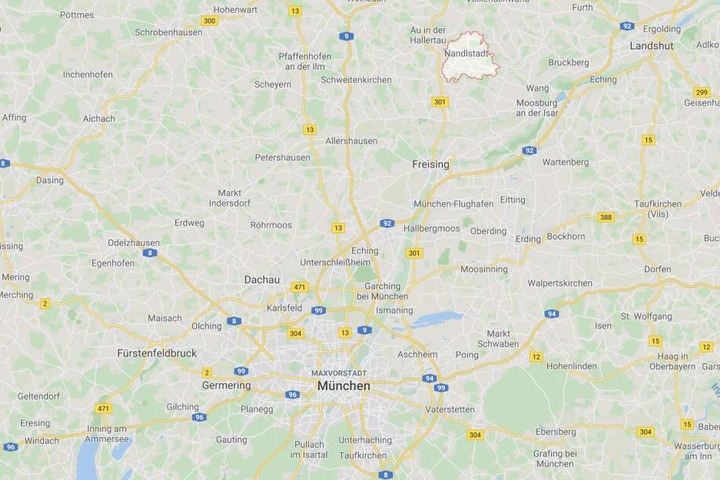 In Nandlstadt in Bayern ist ein Mann mit einer Axt durch die Stadt marschiert und hat randaliert.