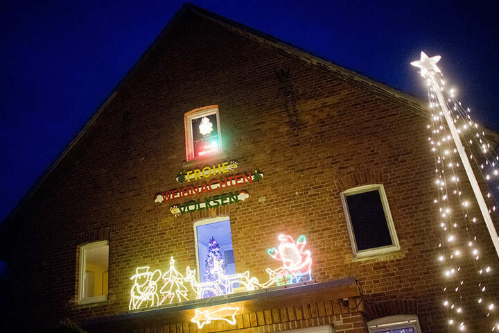 Auch die Fassade schmückte die Familie Jeromin weihnachtlich.