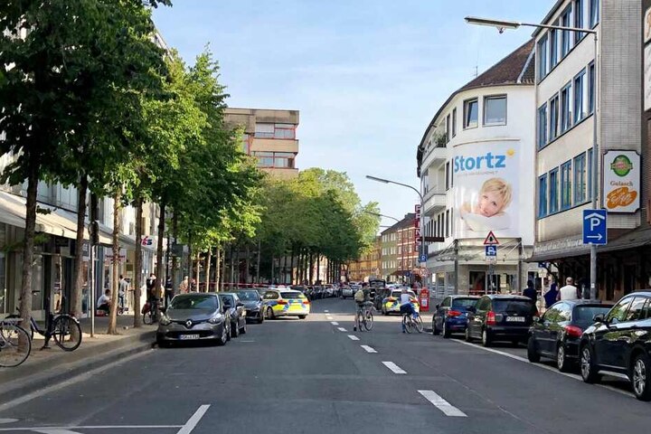 Mit Polizeifahrzeugen ist die Fleischmengergasse abgeriegelt.