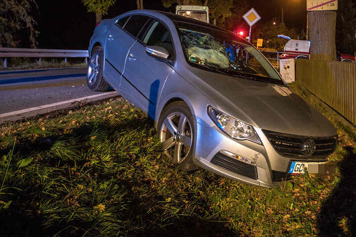 Der VW kam erst im Straßengraben zum Stehen.
