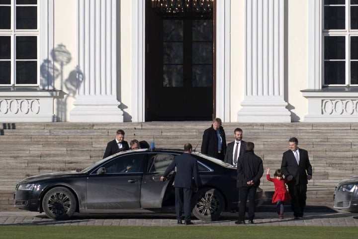 Abfahrt im Riesen-Audi. Marie darf mit.