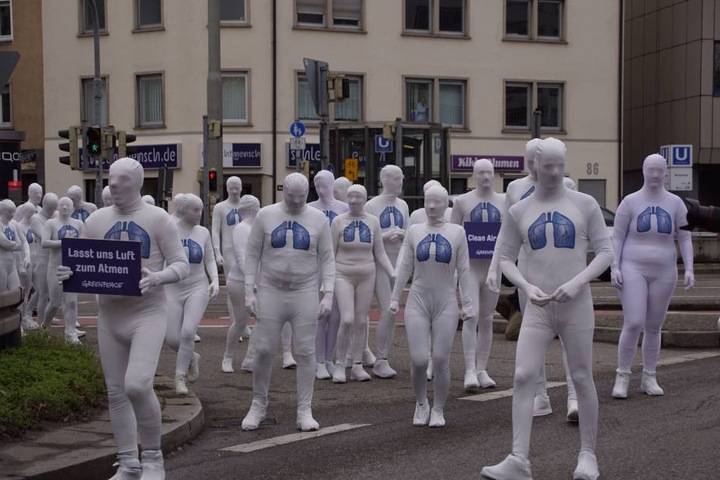 Mit blauen Lungen auf der Brust, demonstrierten die Greenpeace-Aktivisten gegen Diesel-Abgase.