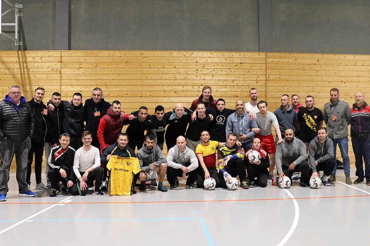 Nach der Partie gab es natürlich auch noch Zeit für ein Mannschaftsfoto inklusive der prominenten Gäste.