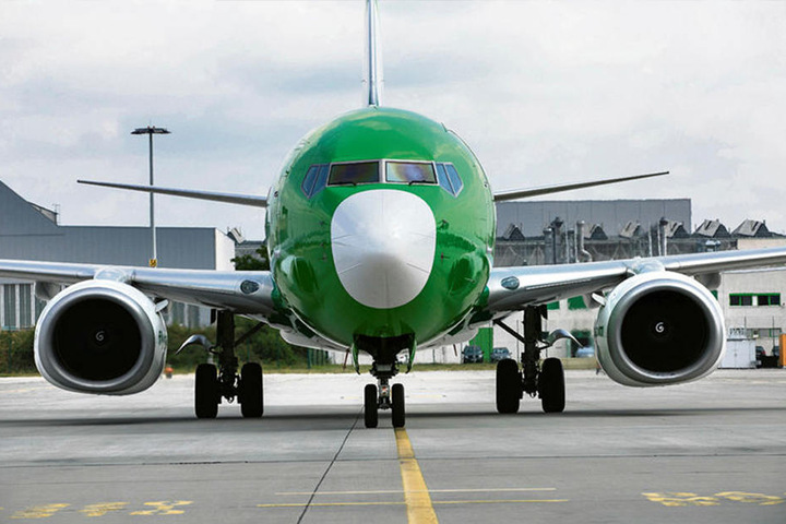 Nur wenn sie fliegt, spielt sie Geld ein: Nach nur 45 Minuten Standzeit startet die Germania-Maschine Boeing 737 aus Mallorca mit 125 neuen Passagieren an Bord wieder Richtung Teneriffa durch.