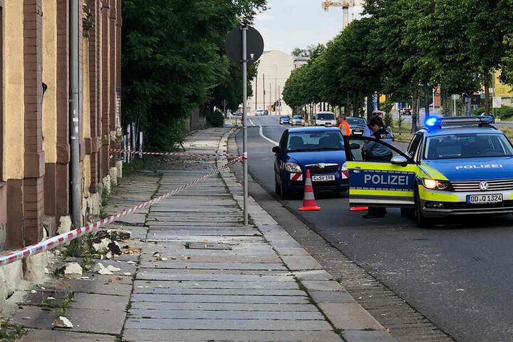 Zahlreiche Steinbrocken knallten auf Gehweg und Straße.