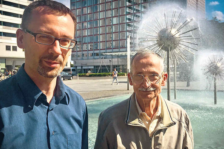 Peter und Alexander Bergmann (v.r.) prägten die Kindheitserinnerungen vieler Dresdner und ihrer Besucher: Nach einem Entwurf der Künstlerin Leonie Wirth baut die Kunstschmiede Bergmann den außergewöhnlichen Pusteblumen-Brunnen, der heute noch in Teilen vo