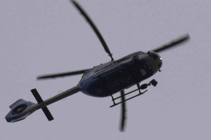 Ein Hubschrauber suchte noch nach weiteren möglichen Unfallopfern.