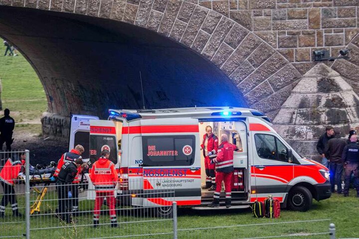 Ein Schwerverletzter wurde unter der Brücke gefunden und kam ins Krankenhaus.