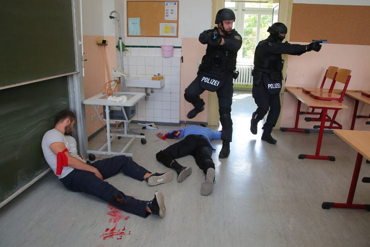 Die Polizeiübung aus dem Inneren des Schulgebäudes.