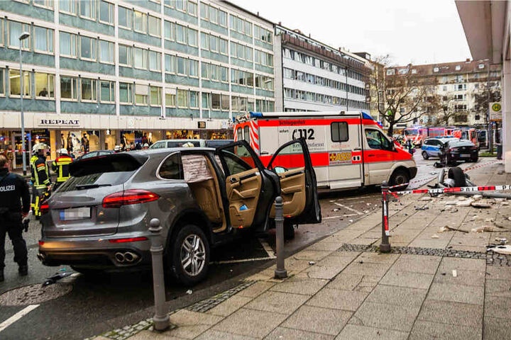 Der Gesamtschaden wird von der Polizei auf circa 250.000 Euro geschätzt.