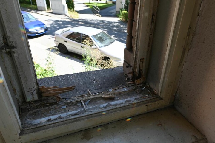 Splitter flogen durch das ganze Wohnzimmer.