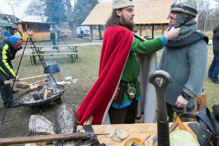 Zum Richtfest des historischen Dorfes gab es Schwertkämpfe des Zwickauer Mittelaltervereins Likedeeler zu sehen.