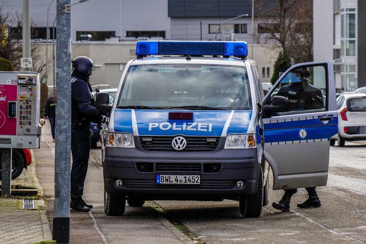 Ein Polizeiauto mit Einsatzkräften.